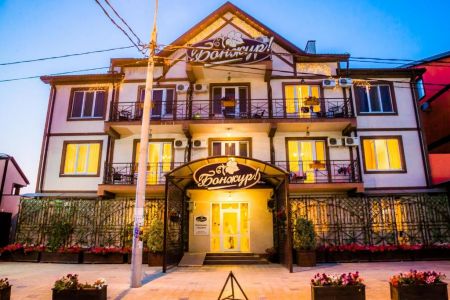 Отель "Бонжур"