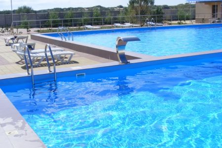 Бассейн с водными пушками для массажа