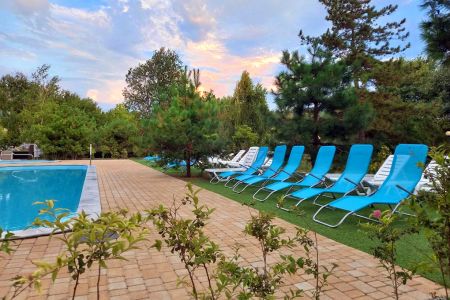 Территория у бассейна