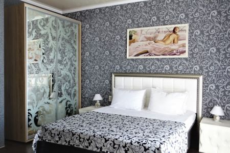 Комфорт 3-местный 2-комнатный (вид на море, основной корпус)