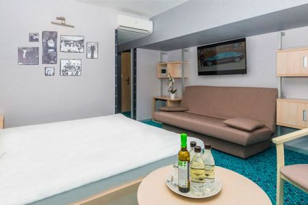 Стандартный Улучшенный 3-местный (с двуспальной кроватью и диваном)