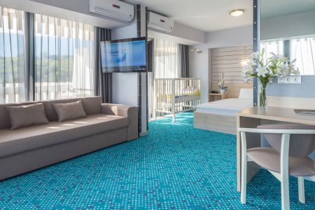 93. Территория отеля ЯИ-min