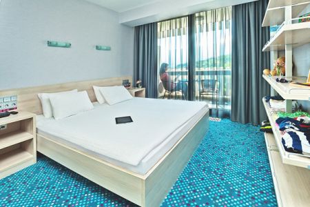 93. Территория отеля ЯИ-min