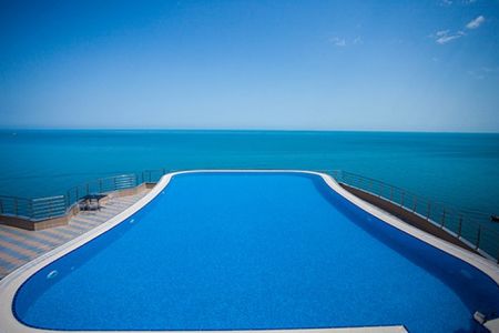 Бассейн-инфинити