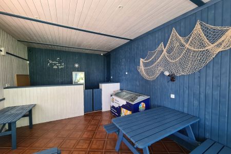 Вид на коттедж, территория