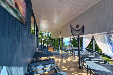 Вид на коттедж, территория