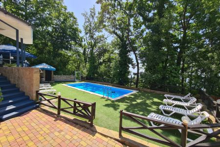 Вид на коттедж, территория