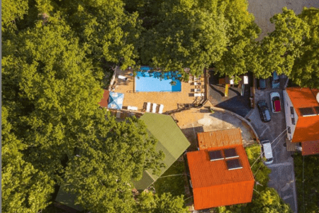 Вид на коттедж, территория