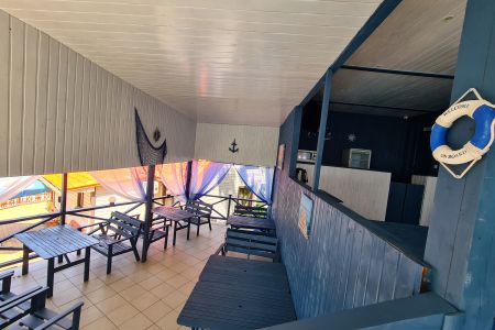 Вид на коттедж, территория