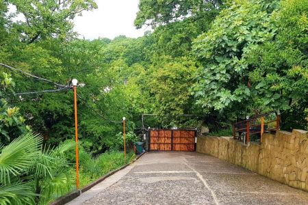 Вид на коттедж, территория