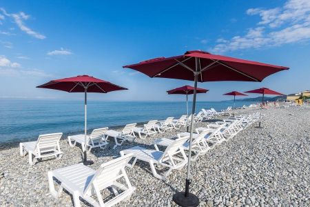 Собственный мелко-галечный пляж