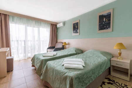 Собственный мелко-галечный пляж