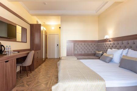 Собственный мелко-галечный пляж