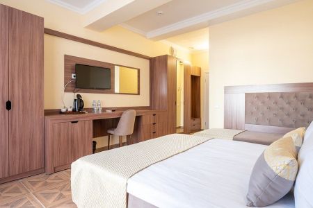 Собственный мелко-галечный пляж