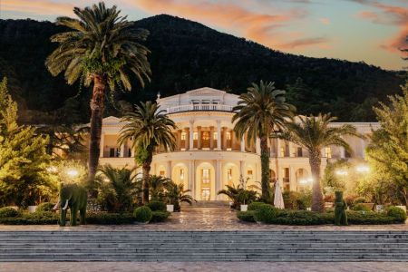 Вид на Главный корпус