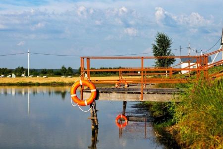 Спуск к пруду в банном комплексе