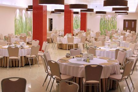 Вид на бассейн и корпус отеля