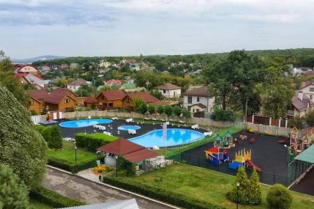 Вид на бассейн и корпус отеля