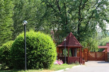 Вид на бассейн и корпус отеля