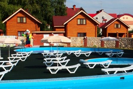 Место отдыха с шезлонгами у бассейна