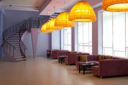 Вид на бассейн и корпус отеля