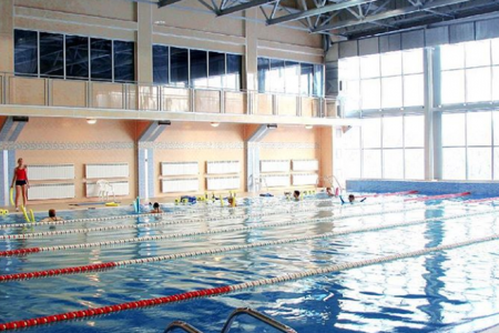 Вид на бассейн и корпус отеля