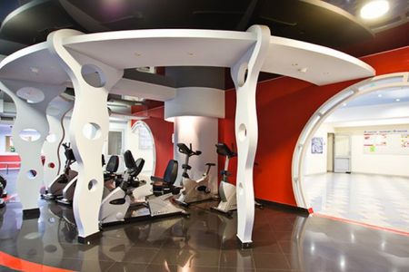 Вид на бассейн и корпус отеля