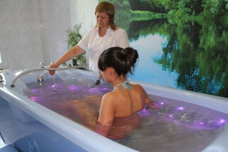 Вид на бассейн и корпус отеля