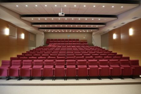 Вид на бассейн и корпус отеля