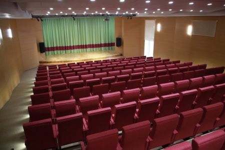 Вид на бассейн и корпус отеля