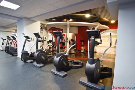 Вид на бассейн и корпус отеля