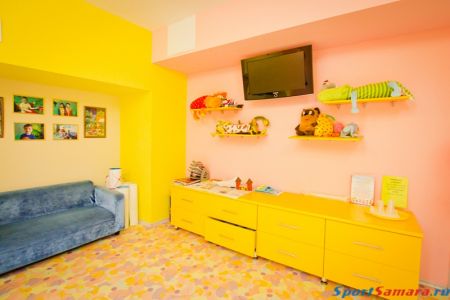 Вид на бассейн и корпус отеля