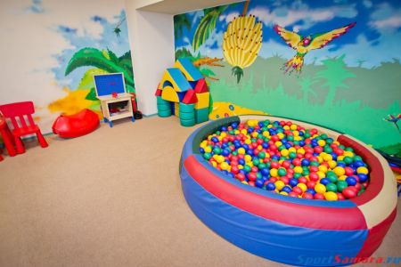 Вид на бассейн и корпус отеля