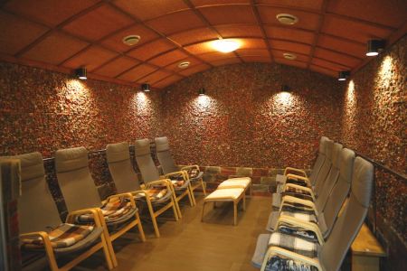 Вид на бассейн и корпус отеля