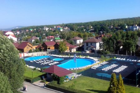 Вид на бассейн и корпус отеля