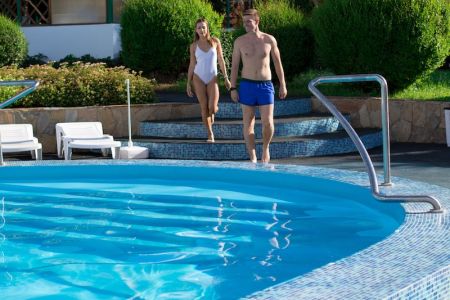 Отдых у открытых бассейнов