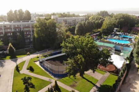 Отдых у открытых бассейнов