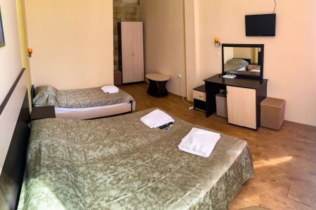 Стандартный 3-местный (корпус у бассейна, с видом на море, 1 этаж)