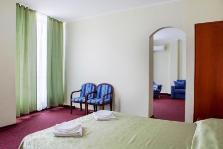 Стандартный 3-местный (корпус у бассейна, с видом на море, 1 этаж)