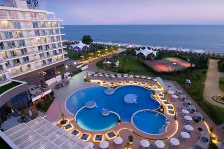 Вид на открытый бассейн