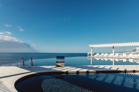 Подогреваемый инфинити-бассейн