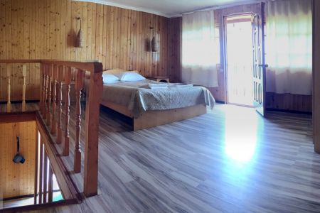 Двухэтажный коттедж
4-местный 3-комнатный номер