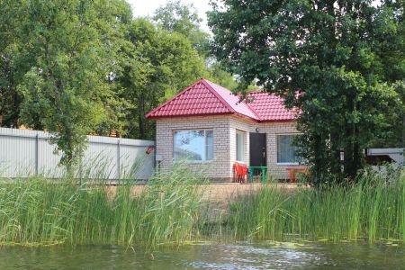 Домик у озера