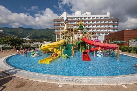 Бассейн с аквагорками