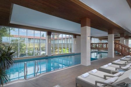 Крытый подогреваемый бассейн