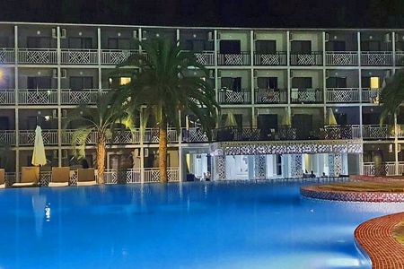 Вид на корпус и бассейн