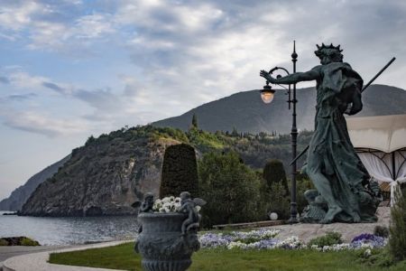 Скульптура Посейдона на территории