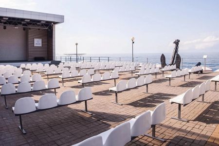 Фитнес-клуб и кафе на территории