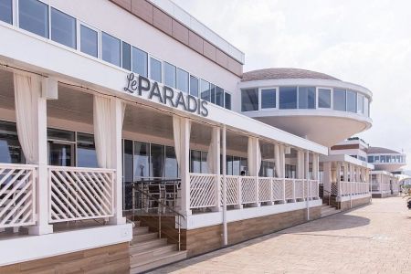 Фитнес-клуб и кафе на территории