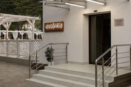 Фитнес-клуб и кафе на территории